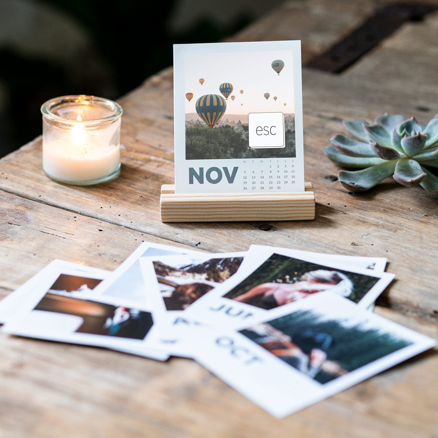 calendario de formato polaroid con base de madera personalizado con el logotipo de tu empresa