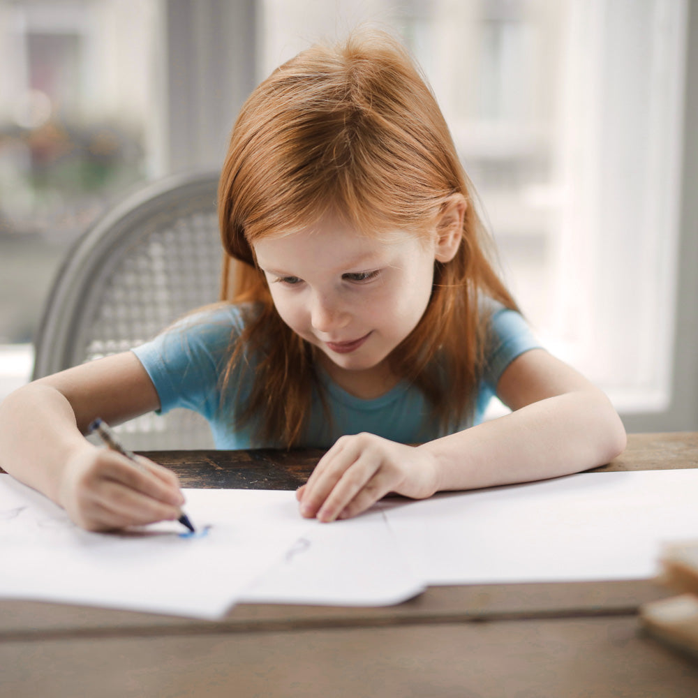 niña de 6 años pintando y aprendiendo a pintar mapas