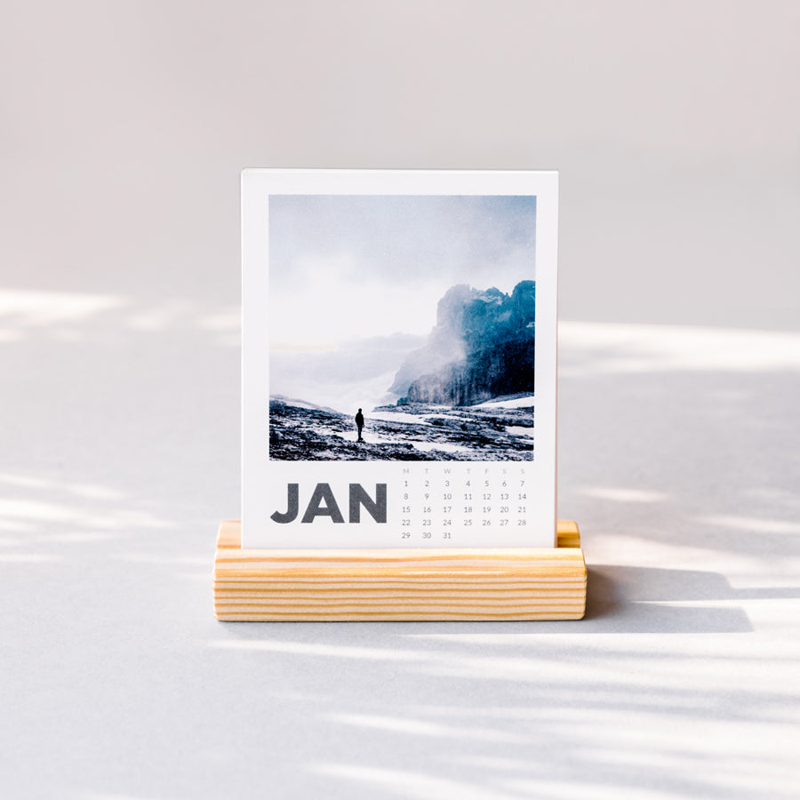 Calendario polaroid en mesa