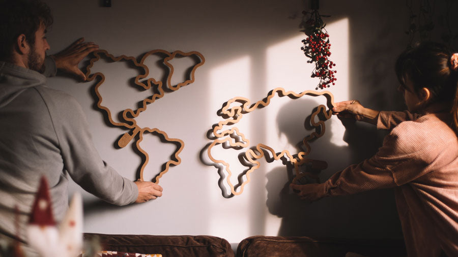 Mapa mundo led con pareja en Navidad