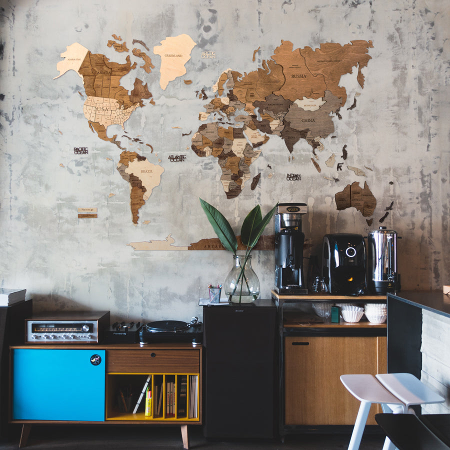 Cafetería industrial con mapa de madera 3d
